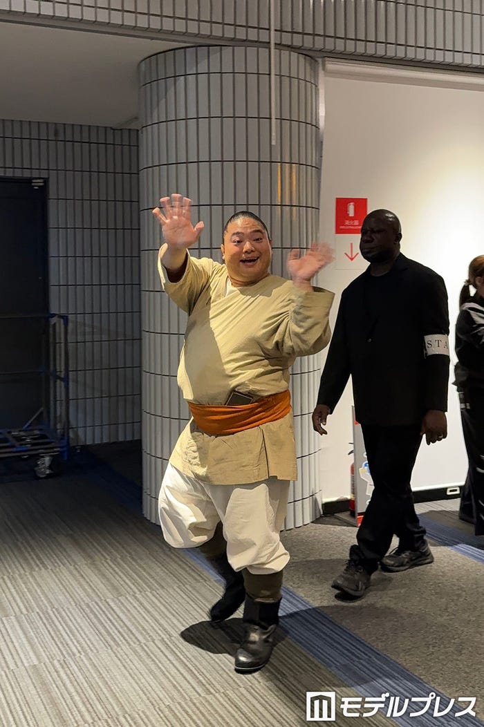 手を振る富栄ドラム(C)モデルプレス