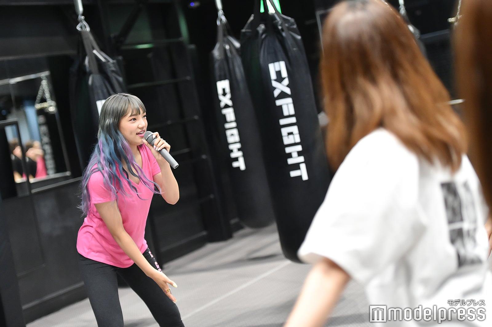 ストレッチの指導をする須田アンナ（C）モデルプレス