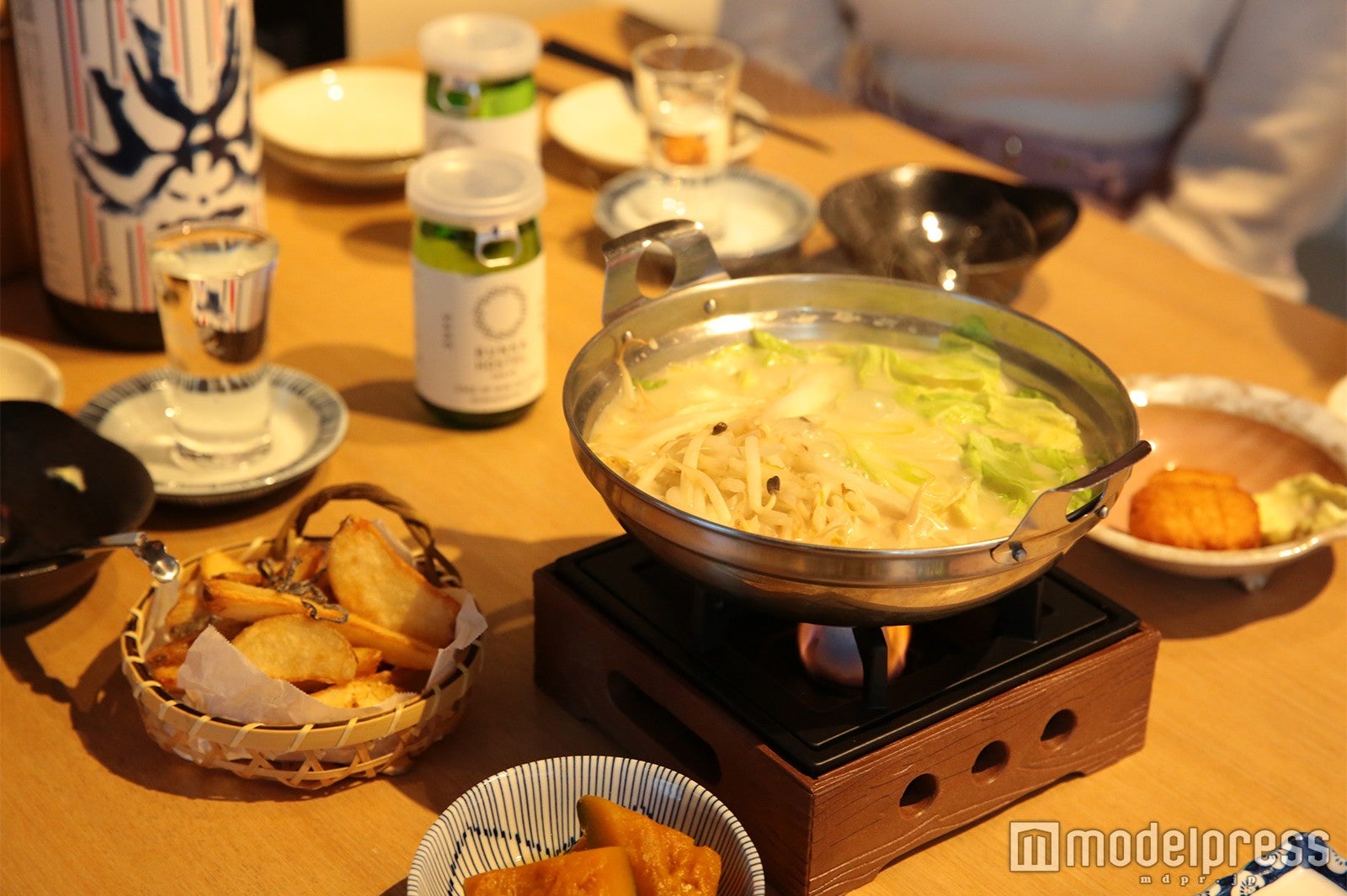 濃厚！豚骨スープしゃぶしゃぶ鍋1,170円（1人前）、おそうざい（日替わり）300円～、塩昆布フライドポテト430円、豆腐ナゲット（醪味噌マヨネーズ和え）480円、オリジナルカップ酒1杯600円（C）モデルプレス