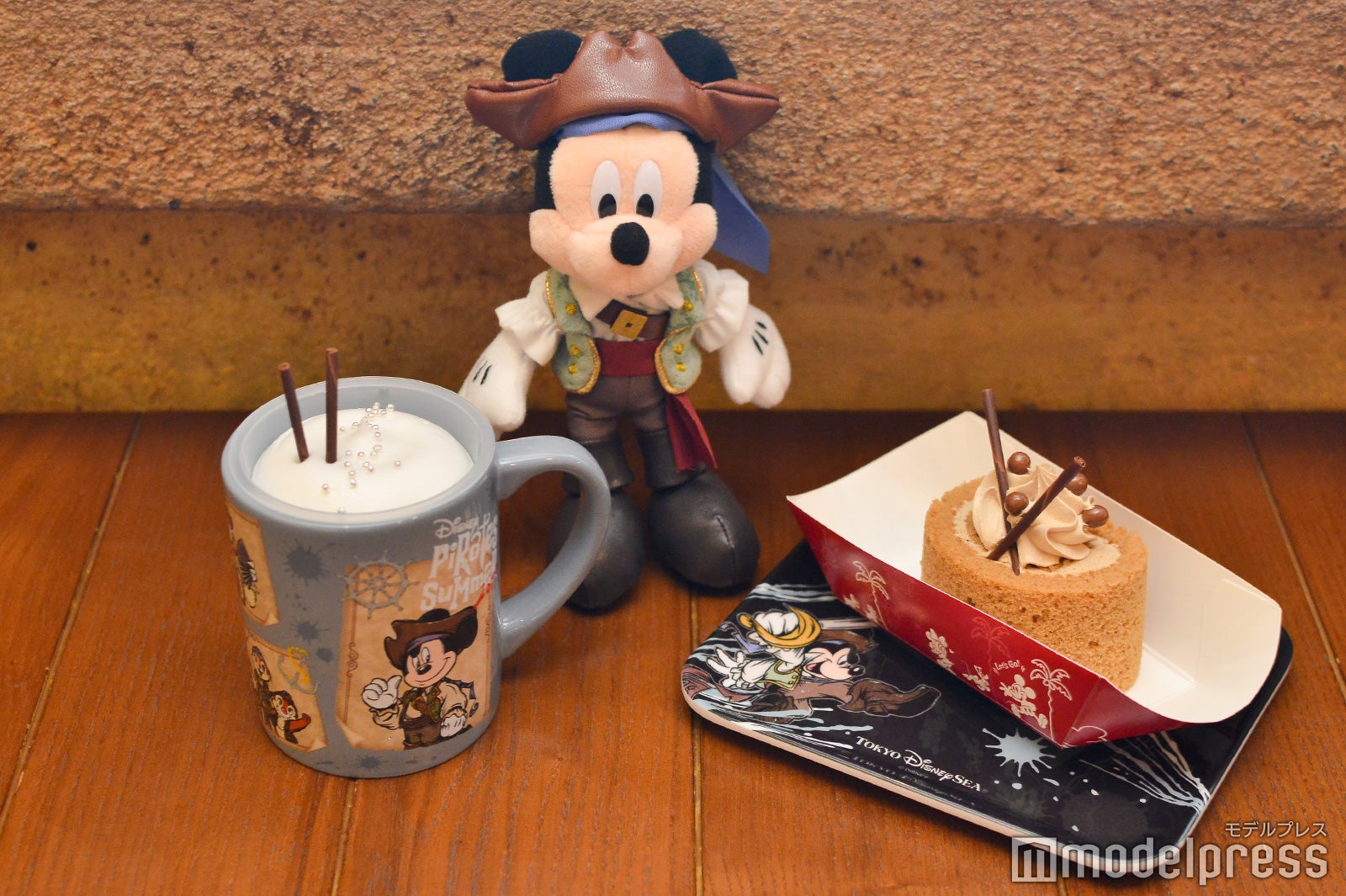 マンゴーゼリー＆オレンジムース、スーベニアカップ付き¥800／コーヒーロールケーキ、スーベニアプレート付き¥800※ぬいぐるみバッジは別売り（C）モデルプレス（C）Disney