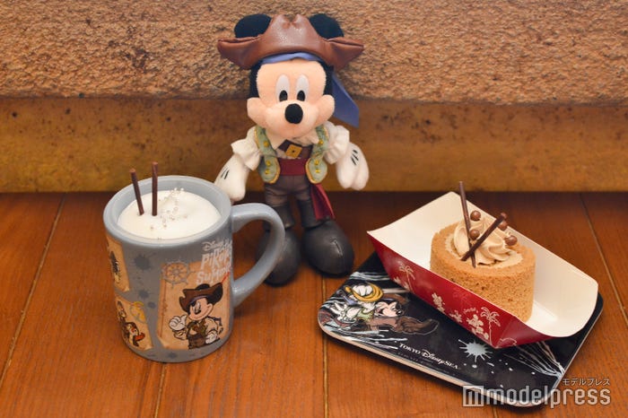 マンゴーゼリー&オレンジムース、スーベニアカップ付き¥800/コーヒーロールケーキ、スーベニアプレート付き¥800※ぬいぐるみバッジは別売り(C)モデルプレス(C)Disney