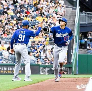大谷翔平 2試合連発の13号！衝撃の一発に敵地が騒然 腰が引けバットの先でも右翼席へ 本人もベンチで苦笑い