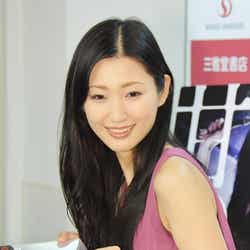 写真集をファンに手渡す壇蜜