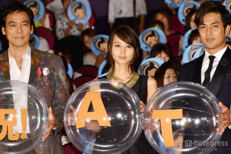 左から：村上弘明、堀北真希、北村一輝