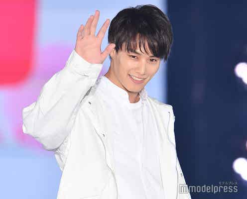 鈴木伸之、オールホワイトコーデで「ガルアワ」シークレット登場に女子熱狂 “うっかり”ハプニングも発生<GirlsAward 2019 A/W>