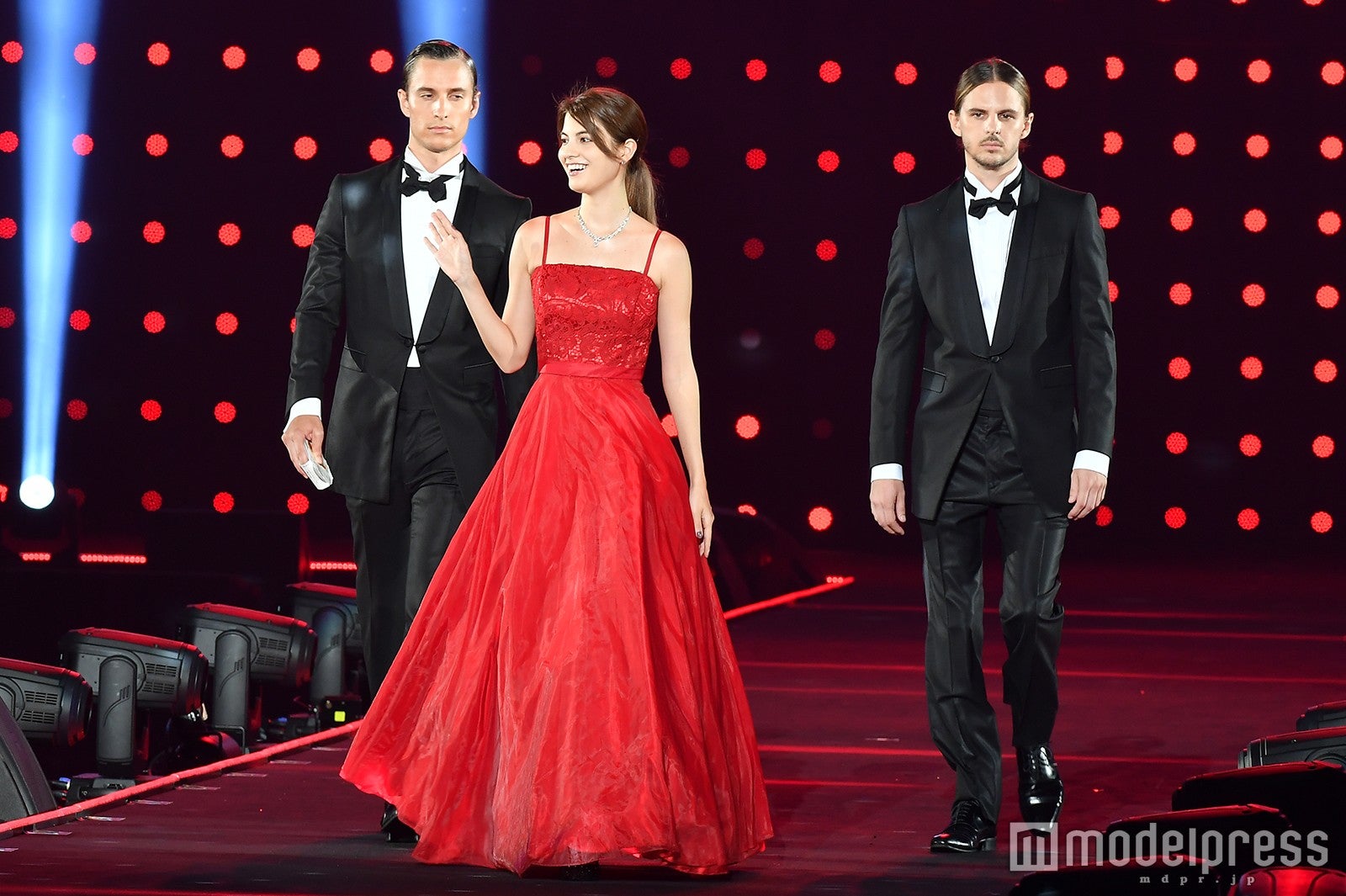 マギー、イケメンエスコートで優雅にランウェイ 紅ドレスで“女神”の微笑み＜TGC2016 A／W＞