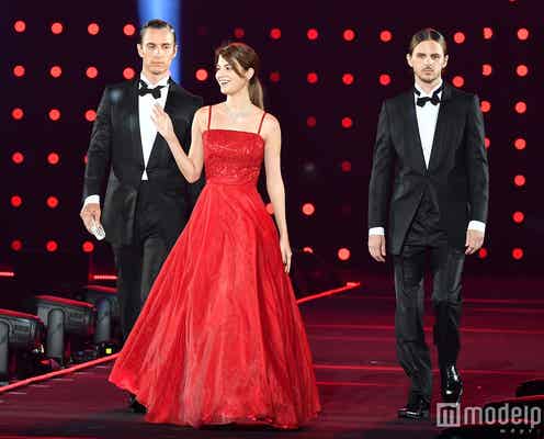マギー、イケメンエスコートで優雅にランウェイ 紅ドレスで“女神”の微笑み<TGC2016 A/W>