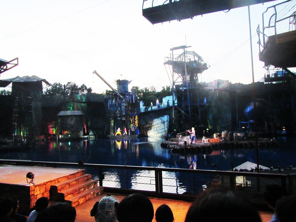 ウォーターワールドのセットを使った立体的な演出も見どころのひとつ