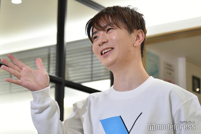 場が温まってきてトークに熱が入る高橋優斗(C)モデルプレス