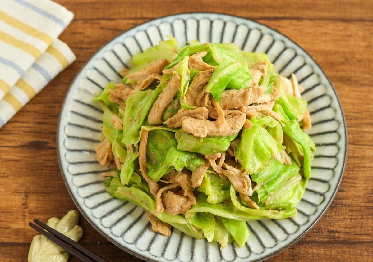 蒸し鶏と春キャベツの胡麻マヨ和え