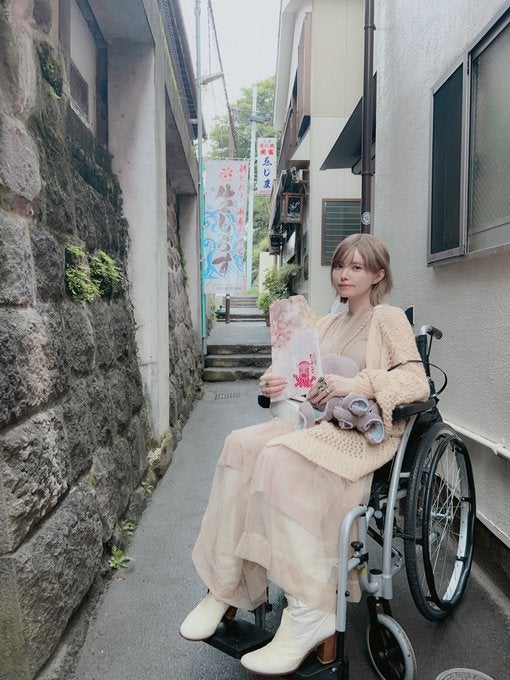 LAで骨折の益若つばさ、車椅子で江ノ島満喫「久しぶりの外だった」