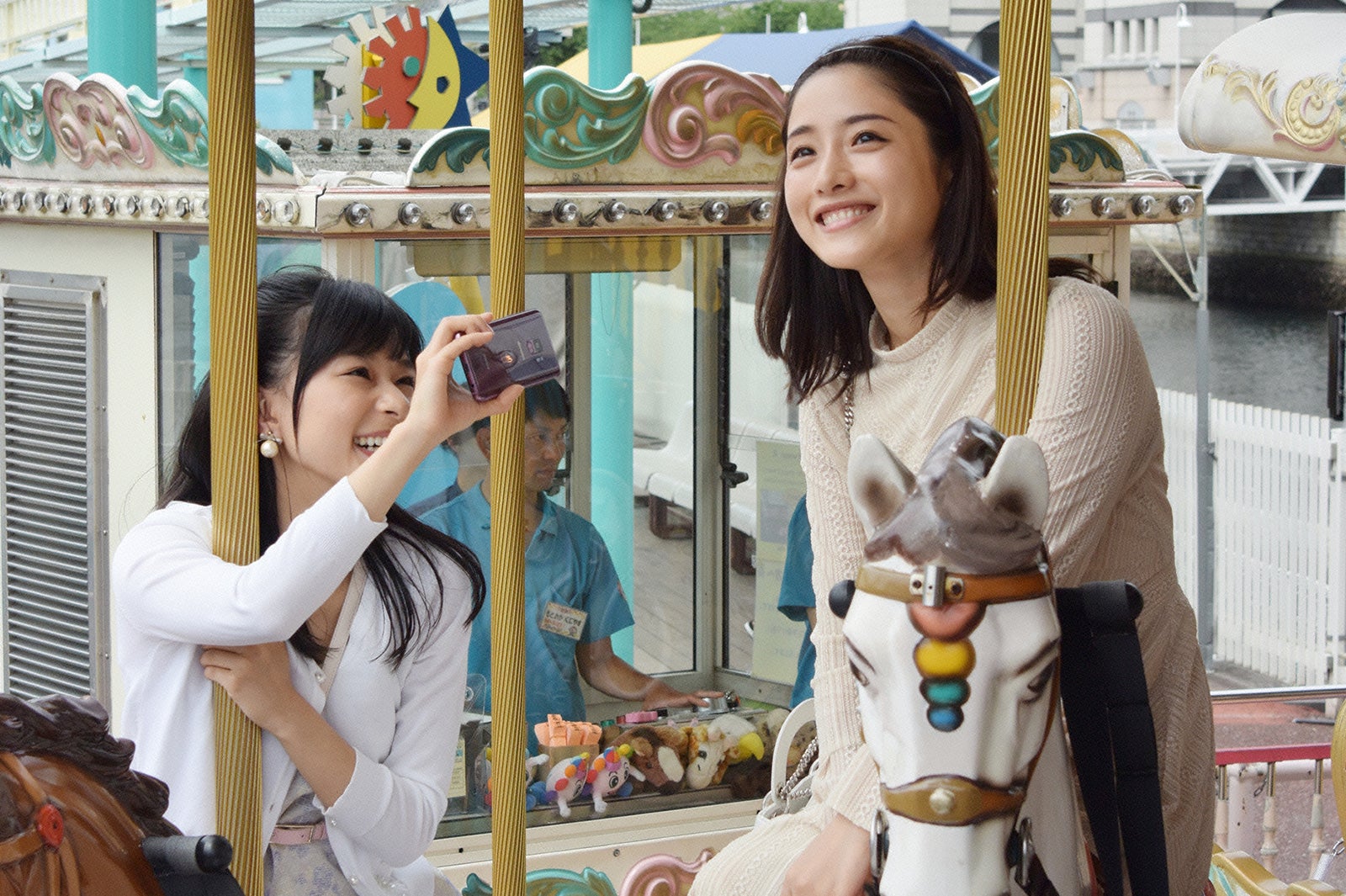 芳根京子、石原さとみ／「高嶺の花」第1話より（C）日本テレビ