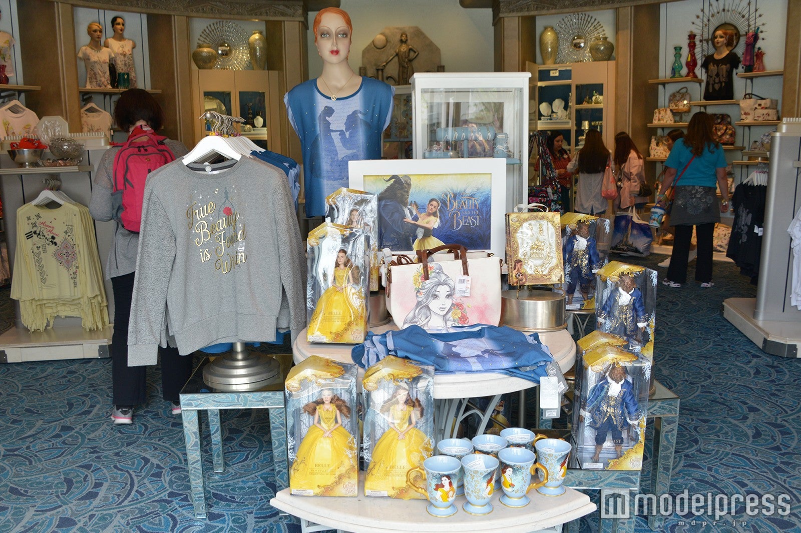 公開に合わせてグッズがずらり（C）モデルプレス