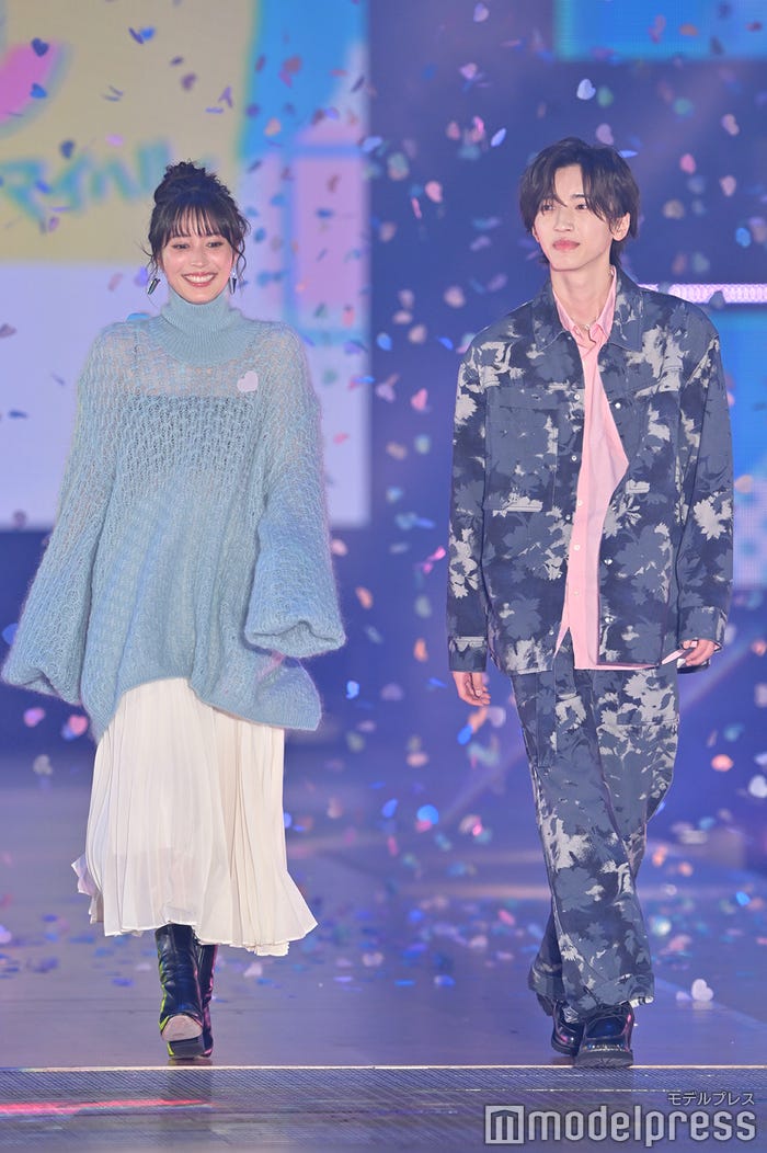 アオハル全開のランウェイを披露した広瀬アリス&道枝駿佑(C)モデルプレス