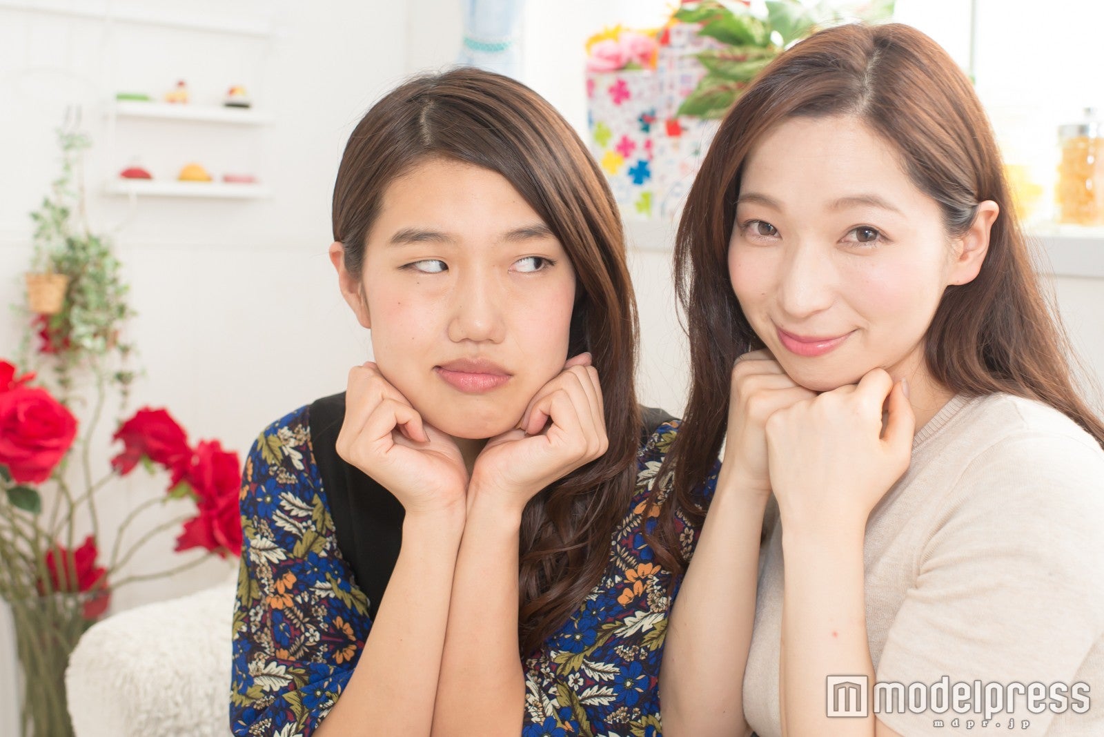 （左から）横澤夏子、鶴愛佳（C）モデルプレス