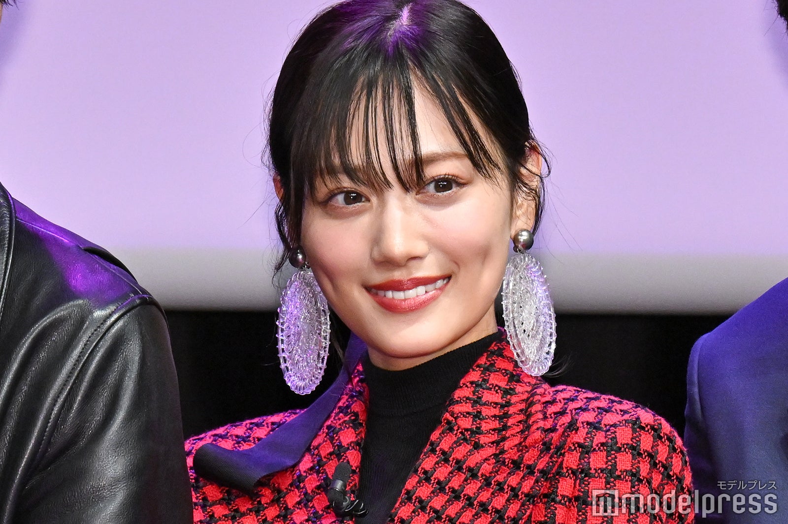 山下美月、ほっそり美脚際立つ衣装姿で登場 “恥ずかしい”趣味明かす「秘密にしていたんですけど」【六人の嘘つきな大学生】 - モデルプレス