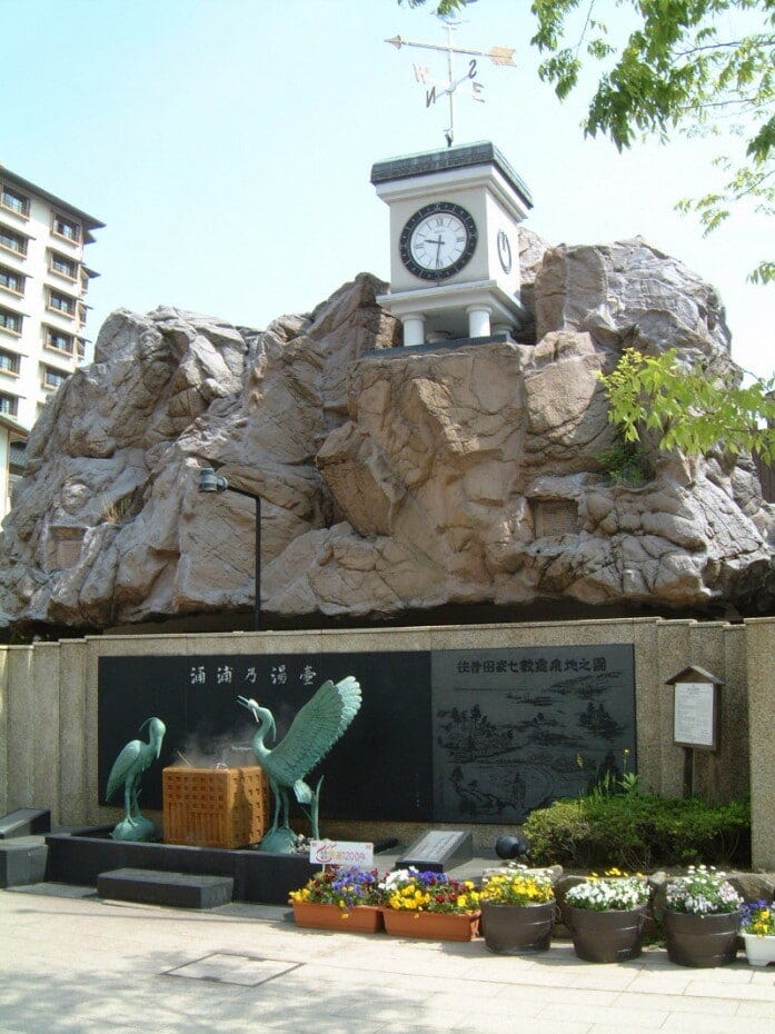 和倉温泉・湯元の広場にあるしらさぎの銅像(2008年5月撮影)