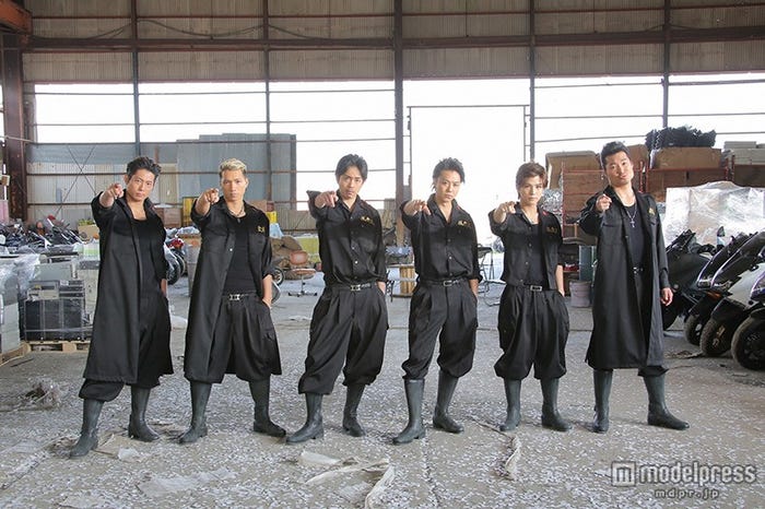 (左より)黒木啓司、野替愁平、青柳翔、TAKAHIRO、岩田剛典、八木将康/「ワイルド・ヒーローズ」初回4月19日より(C)NTV