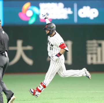 鈴木誠也が反撃の2ラン！外角球を右翼席にたたきこむ 一塁回ってこん身のガッツポーズ 初回3点先制許すもすぐさま取り返す