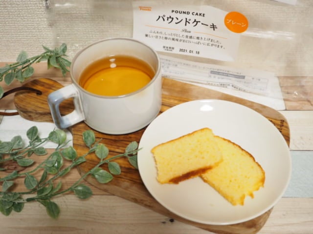 業務スーパーパウンドケーキ紅茶とともに撮影した写真