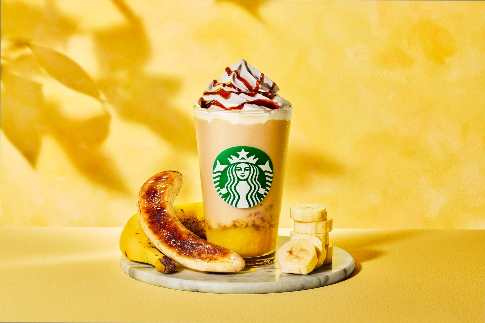 【スタバ新作メニュー】「バナナ ブリュレ フラペチーノ」完熟バナナの甘さと焦がし砂糖のビターさ表現