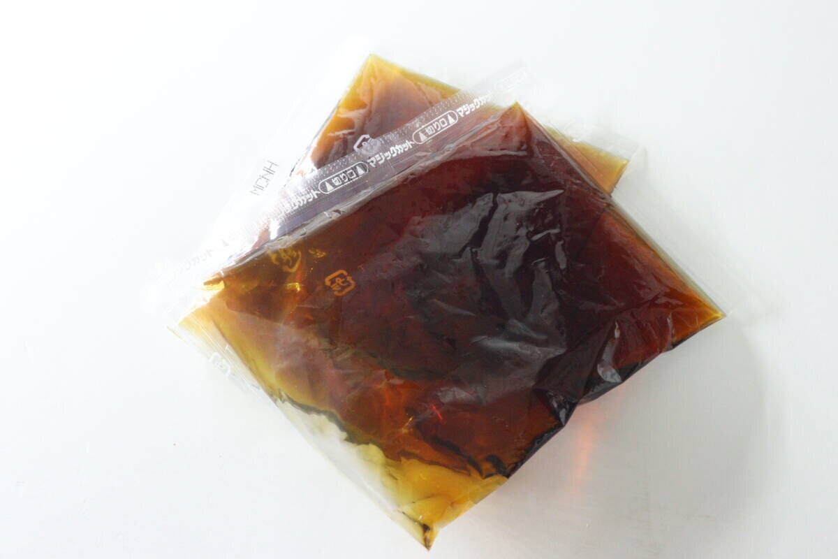 透明な袋に入った茶色い液体状の煮卵のタレが2袋重なって置かれている