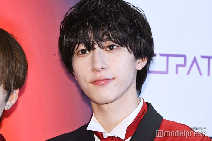 人数の多さを強調した四谷真佑(C)モデルプレス