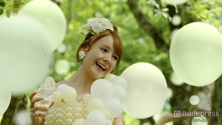 トリンドル玲奈の特注ドレスを「可愛い」と絶賛　大物俳優も興味津々