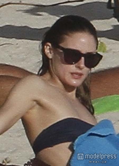 ソーシャライツのオリヴィア・パレルモがヌーディストビーチに!!