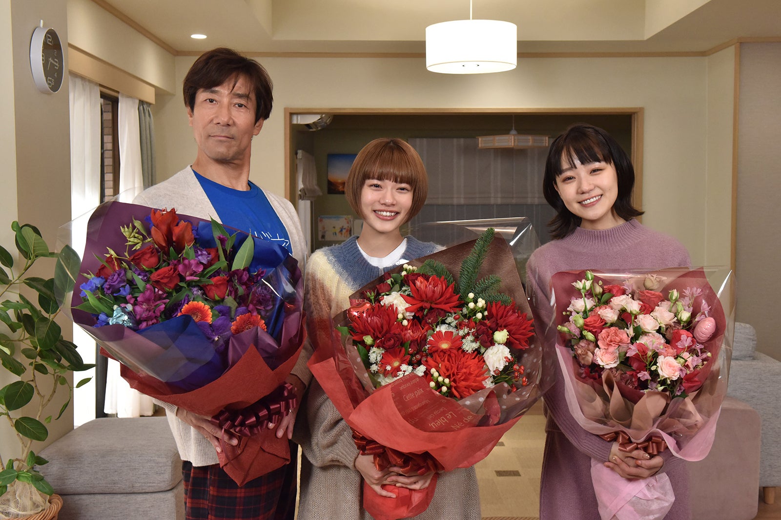 （左から）岸谷五朗、杉咲花、奈緒 （C）日本テレビ