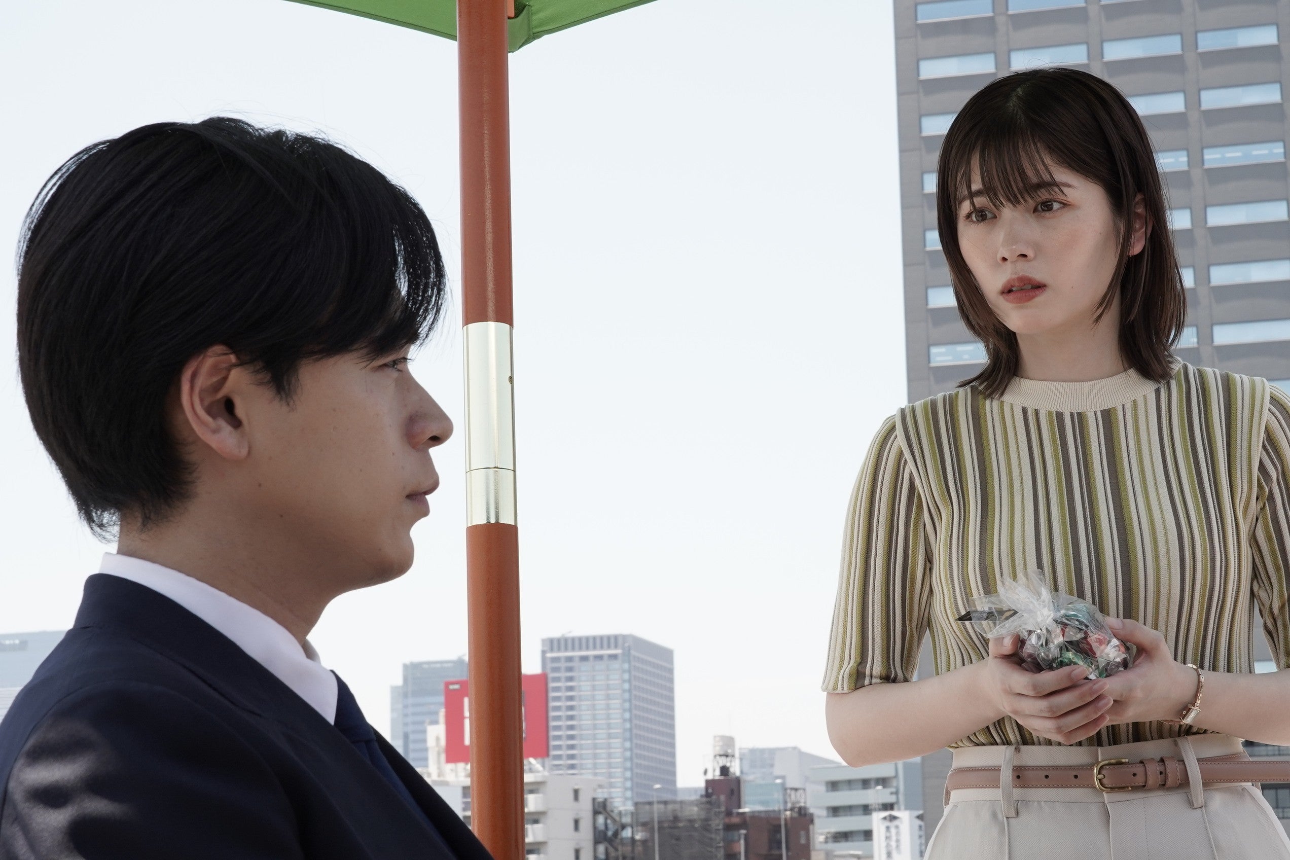 成田凌、小芝風花「転職の魔王様」第6話より（C）カンテレ