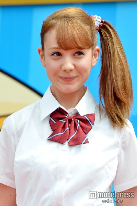 サイドテールの髪型で登場したトリンドル玲奈