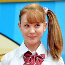 サイドテールの髪型で登場したトリンドル玲奈