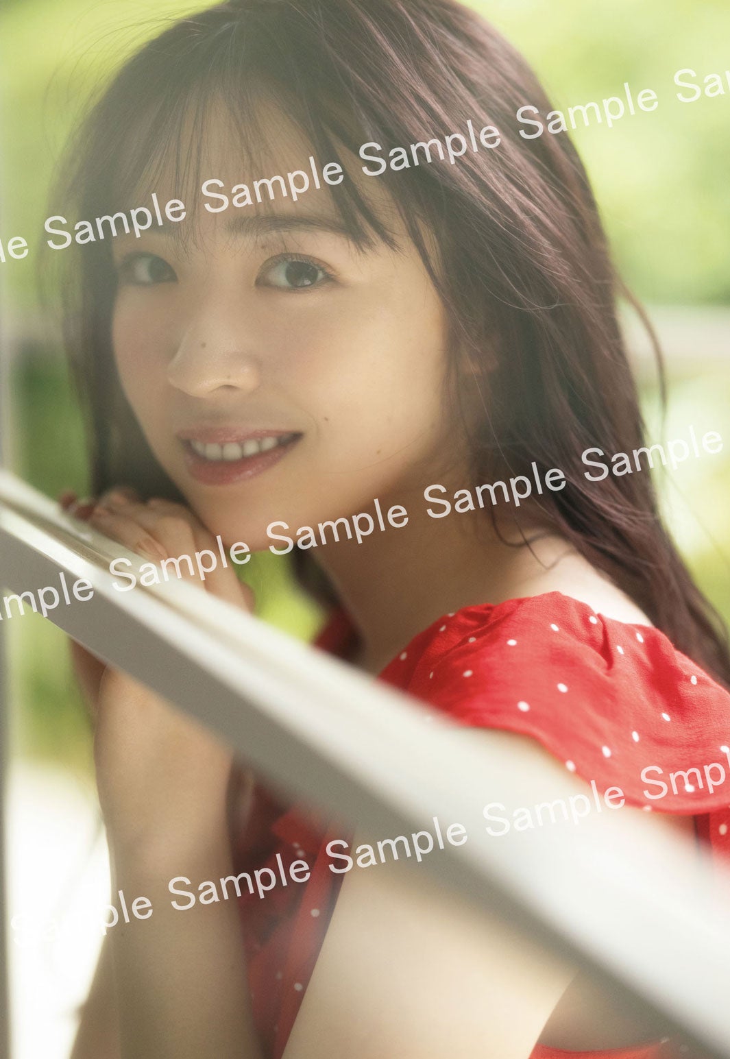 渡辺みり愛1st写真集「消極的な華やかさ」封入特典ポストカード／（撮影：彦坂栄治）