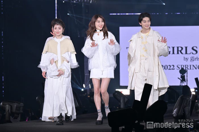 岡崎紗絵、浜辺美波、瀧本美織、高橋文哉 (C)モデルプレス