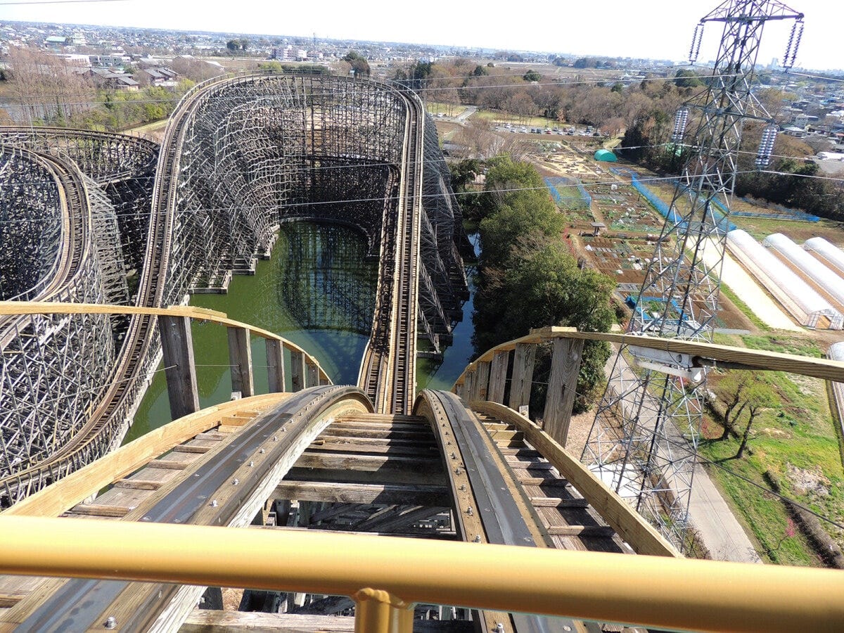 最高部からの落下は迫力満点。やはりココはコースターにはなくてはならないポイント