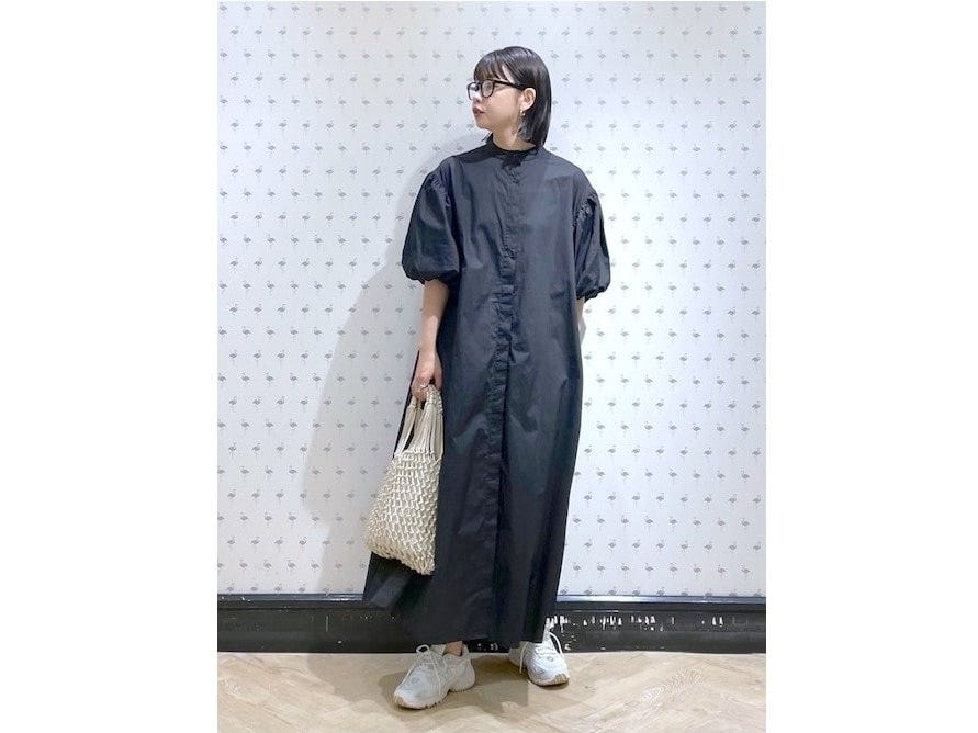 ロングワンピースに合わせたバランスが今っぽい　出典：WEAR