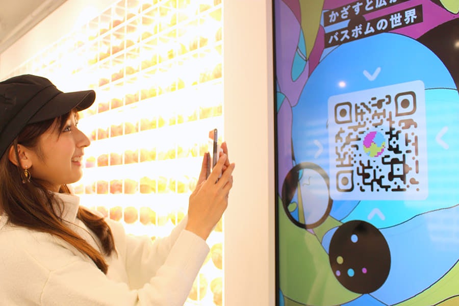 LUSH 原宿店　店内モニター