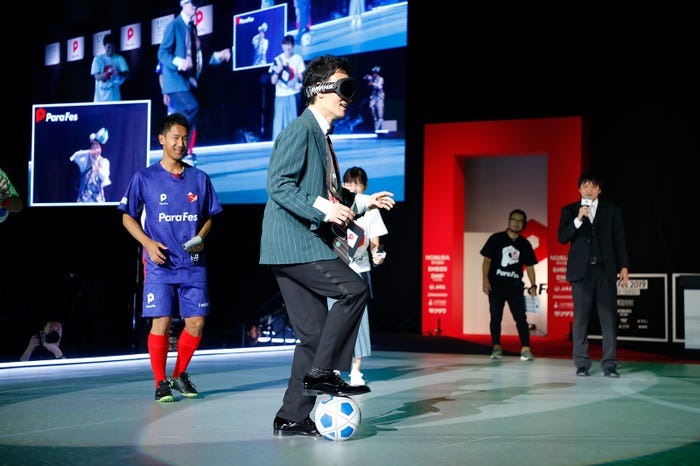 ブラインドサッカーに挑戦する草なぎ剛/提供:日本財団パラリンピックサポートセンター