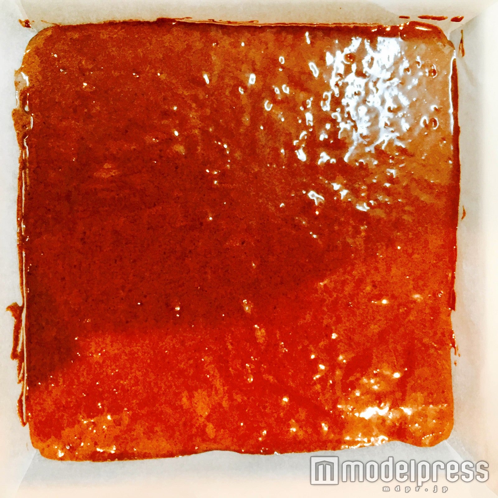 型に生地を流し込み焼こう／画像提供：柏原歩