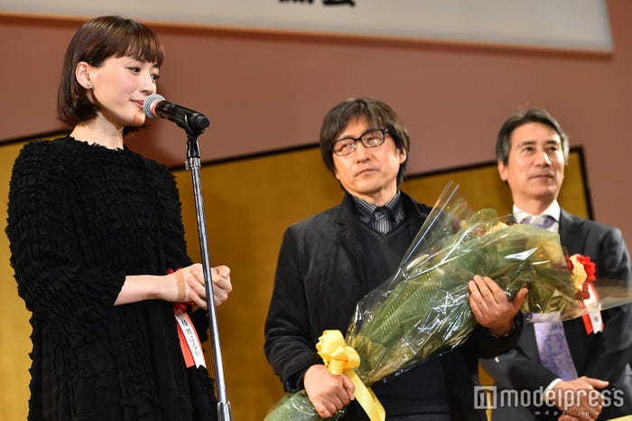 綾瀬はるか(左)(C)モデルプレス