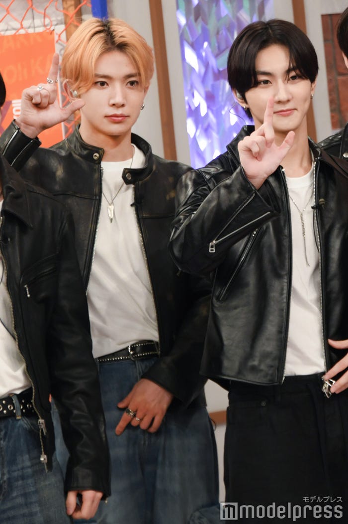 不在のJAY(ジェイ)を表現した“J”ポーズをするHEESEUNG(ヒスン)、JUNGWON(ジョンウォン)(C)モデルプレス