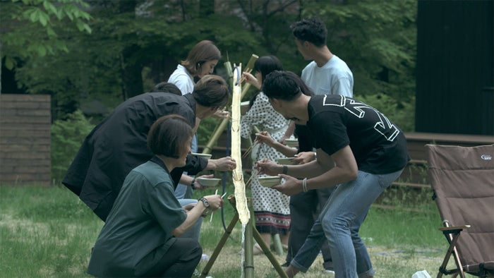 バンドメンバーも加わり流しそうめん「TERRACE HOUSE OPENING NEW DOORS」31st WEEK(C)フジテレビ/イースト・エンタテインメント