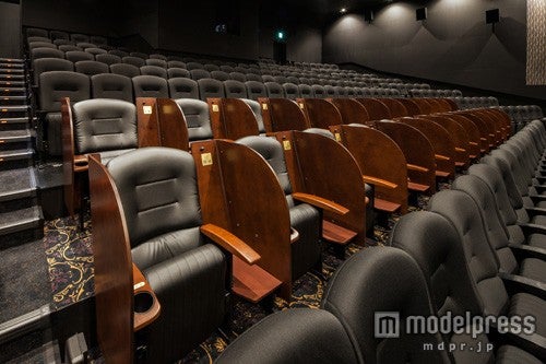 ゆったりと映画鑑賞を楽しめるラグジュアリーシートを導入