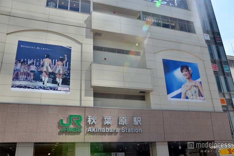 JR秋葉原駅構内、駅前は前田のポスター一色