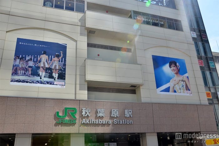 JR秋葉原駅構内、駅前は前田のポスター一色