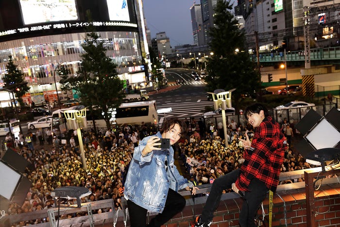 ファンと記念撮影(提供写真)