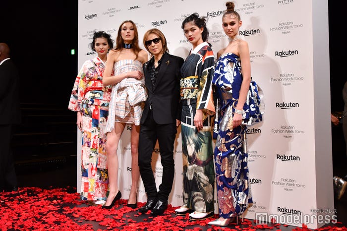 モデル陣とYOSHIKI (C)モデルプレス