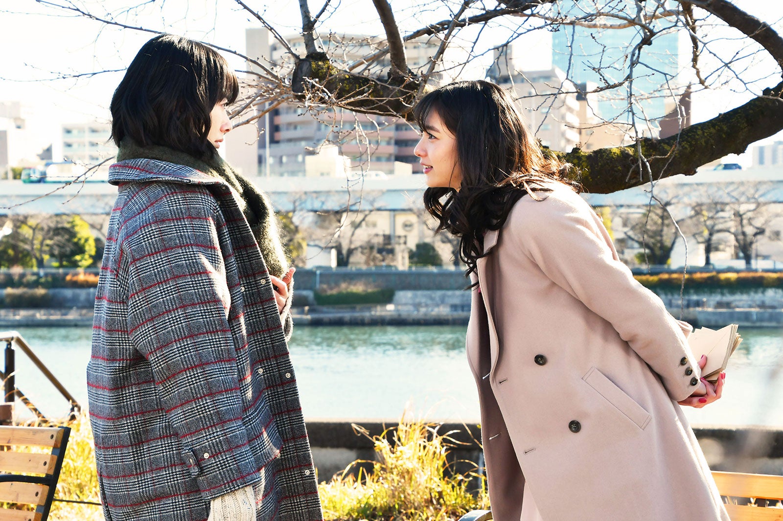 波瑠、新川優愛／「愛しい嘘～優しい闇～」第1話より（C）テレビ朝日