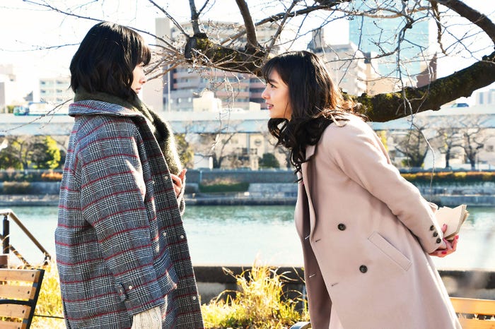 波瑠、新川優愛/「愛しい嘘~優しい闇~」第1話より(C)テレビ朝日